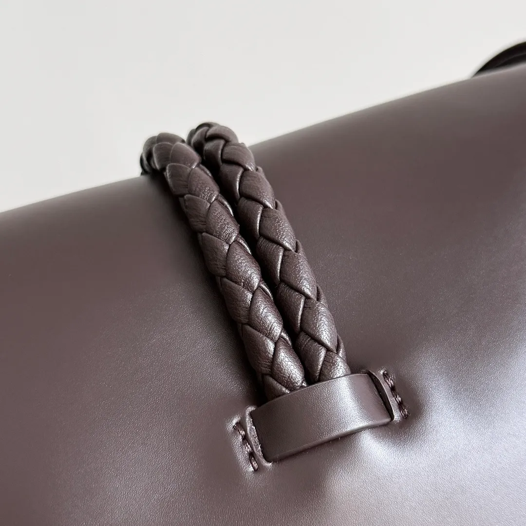 Batch 1520 BOTTEGA VENETA 2025 women's mini LIBERTA crossbody bag, the smallest size is shipped! ! Summer is here, how can you go out and play without a small bag? The "Freedom" series has the advantage of not being picky about seasons. I really like it. A small bag with a generous temperament is an indispensable item for every girl to perfectly adapt to the variety of summer outfits. The high-quality leather reveals a delicate luster. The U-shaped high-quality hardware design is enlarged in this size, which is the finishing touch. Whether it is attending a banquet or daily travel, it can show off the taste. Style No.: 826147 Size: 24*15.5*5cm